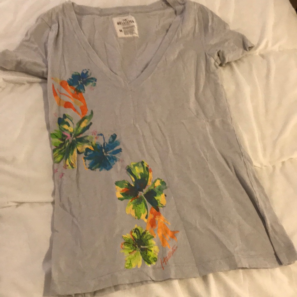 V neck gray shirt.
